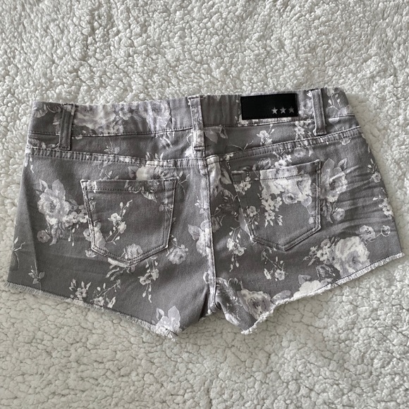Gray Floral Print Shorts - Picture 2 of 4